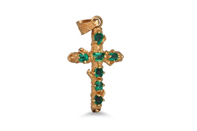 Lot 152 - A GOLD CROSS, set with seven emeralds, 5.8 g....