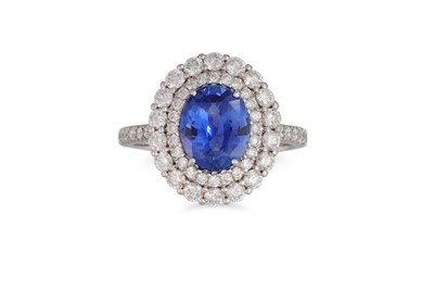 Lot 153 - A DIAMOND AND SAPPHIRE CLUSTER RING, the oval...