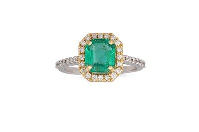 Lot 154 - AN EMERALD AND DIAMOND CLUSTER RING, the...