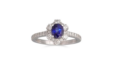 Lot 156 - A DIAMOND AND SAPPHIRE CLUSTER RING, the oval...
