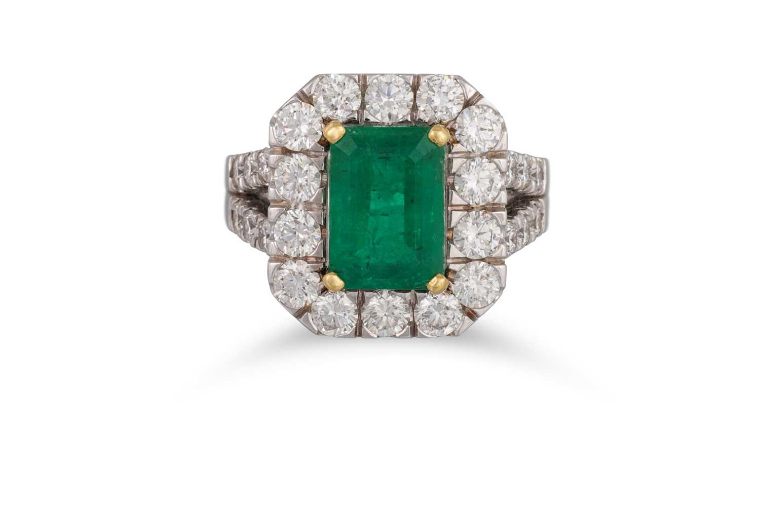 Lot 164 - AN EMERALD AND DIAMOND CLUSTER RING, the...