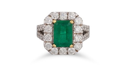 Lot 164 - AN EMERALD AND DIAMOND CLUSTER RING, the...