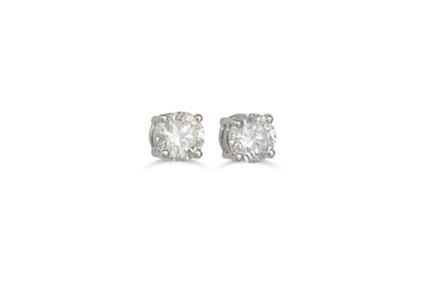 Lot 220 - A PAIR OF DIAMOND STUD EARRINGS, the brilliant...