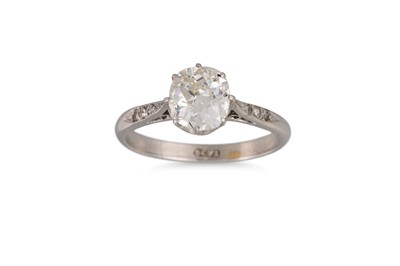 Lot 380 - A VINTAGE DIAMOND SOLITAIRE RING, the old cut...