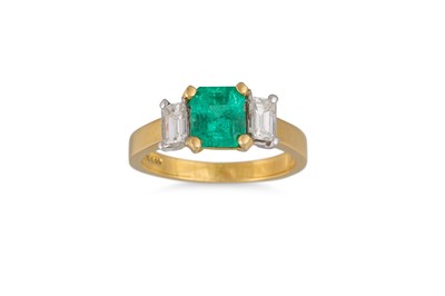 Lot 384 - AN EMERALD SINGLE STONE RING, THE rectangular...