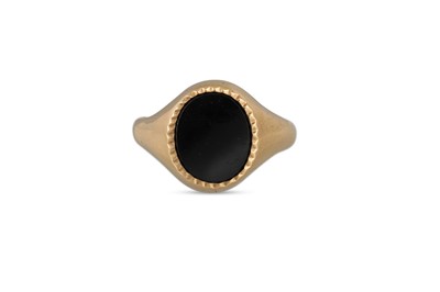 Lot 416 - A GENT'S 9CT GOLD RING, set with onyx, size R