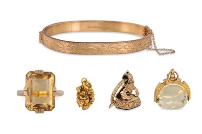 Lot 518 - A COLLECTION COMPRISING: a gold ring, a gold...