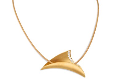 Lot 16 - A CONTEMPORARY 18CT BRUSHED GOLD PENDANT,...