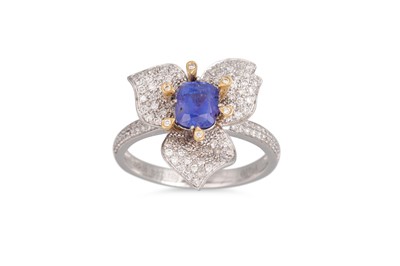 Lot 194 - A SAPPHIRE AND DIAMOND FLORAL CLUSTER RING,...