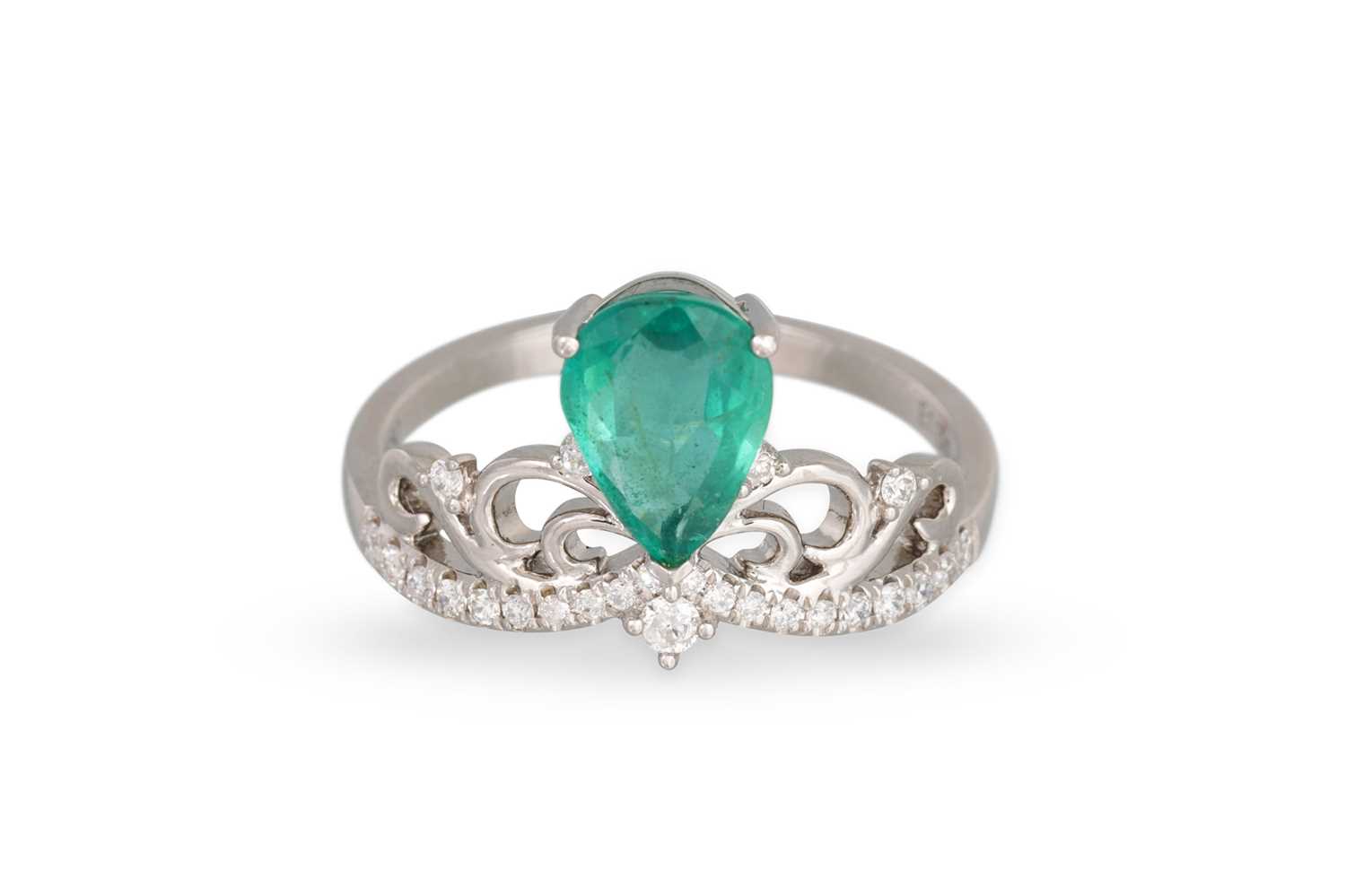 Lot 234 - AN EMERALD AND DIAMOND RING, the pear shaped...