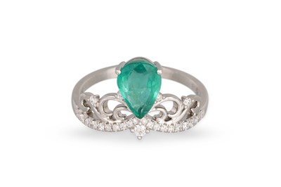 Lot 207 - AN EMERALD AND DIAMOND RING, the pear shaped...