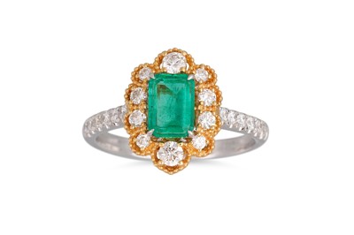 Lot 208 - AN EMERALD AND DIAMOND CLUSTER RING, the...