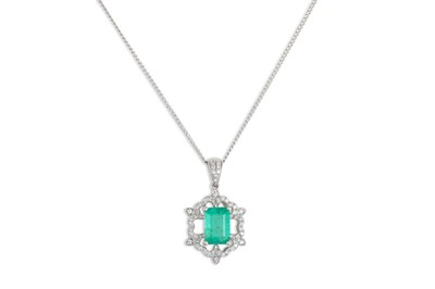 Lot 215 - AN EMERALD AND DIAMOND CLUSTER PENDANT, the...