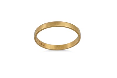 Lot 217 - AN 18CT YELLOW GOLD WEDDING BAND, 2 g. size P