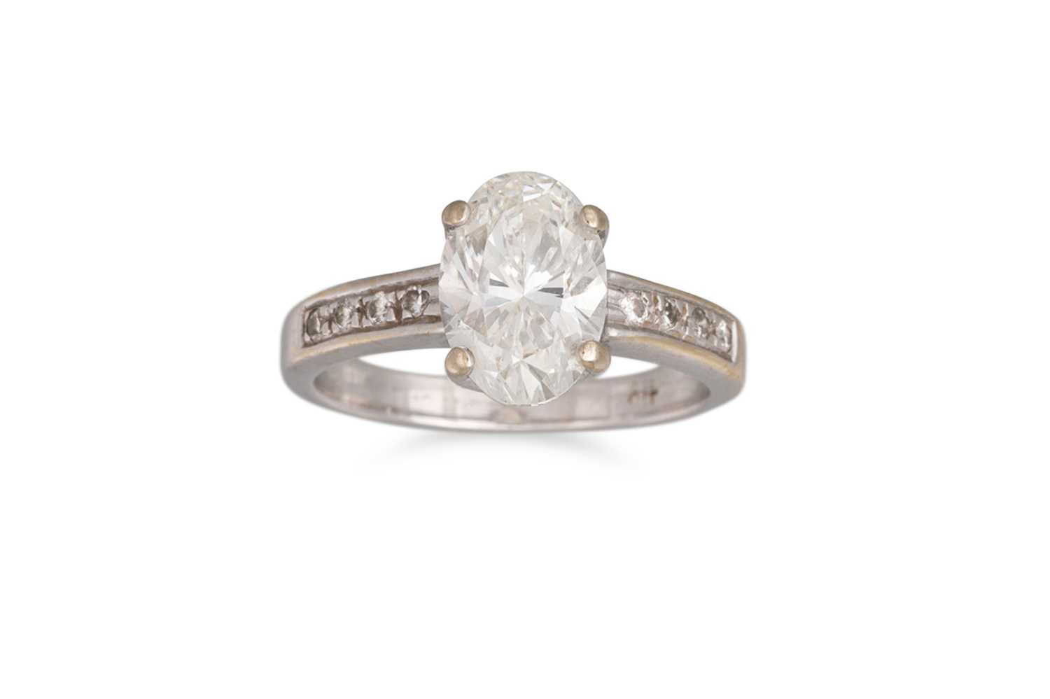 Lot 390 - A DIAMOND SOLITAIRE RING, the oval diamond to...