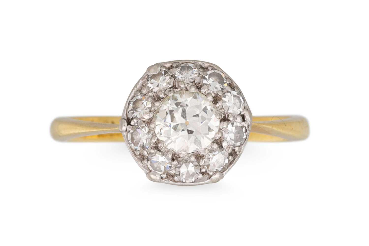 Lot 36 - AN ANTIQUE DIAMOND CLUSTER RING, set with old...