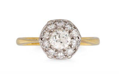Lot 124 - AN ANTIQUE DIAMOND CLUSTER RING, set with old...