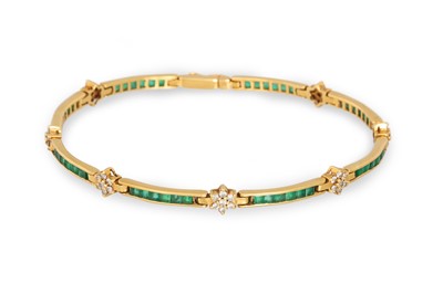 Lot 132 - AN EMERALD AND DIAMOND BRACELET, the channel...
