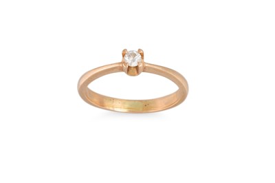 Lot 16 - A DIAMOND SOLITAIRE RING, mounted in rose gold,...