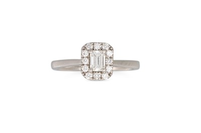 Lot 233 - A DIAMOND CLUSTER RING, the emerald cut...