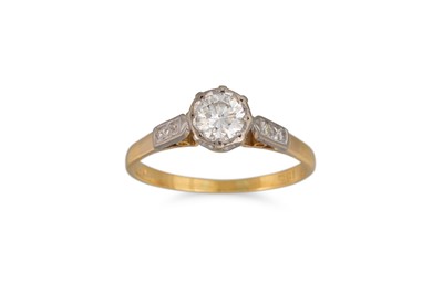 Lot 355 - A VINTAGE DIAMOND SOLITAIRE RING, the round...