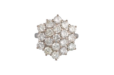 Lot 357 - A DIAMOND CLUSTER RING, set with brilliant cut...