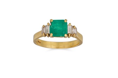 Lot 358 - AN EMERALD AND DIAMOND RING, trap cut emerald...