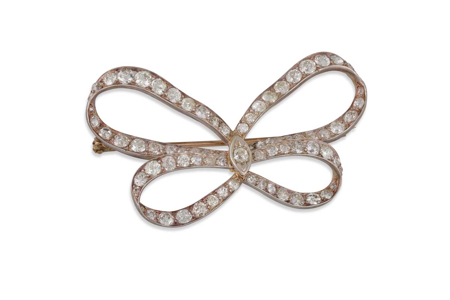 Lot 147 - AN ANTIQUE DIAMOND SET BOW BROOCH, set with...