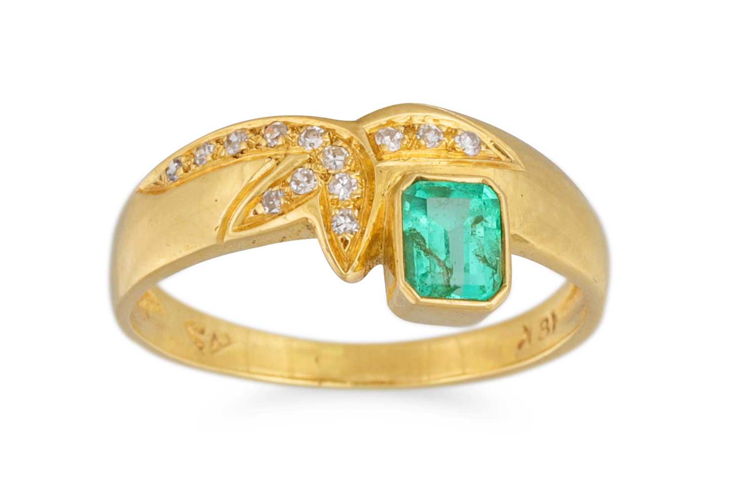Lot 20 - AN EMERALD AND DIAMOND RING, mounted in 18ct...