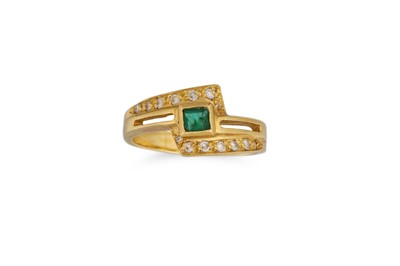 Lot 24 - AN EMERALD AND DIAMOND CROSS OVER RING,...