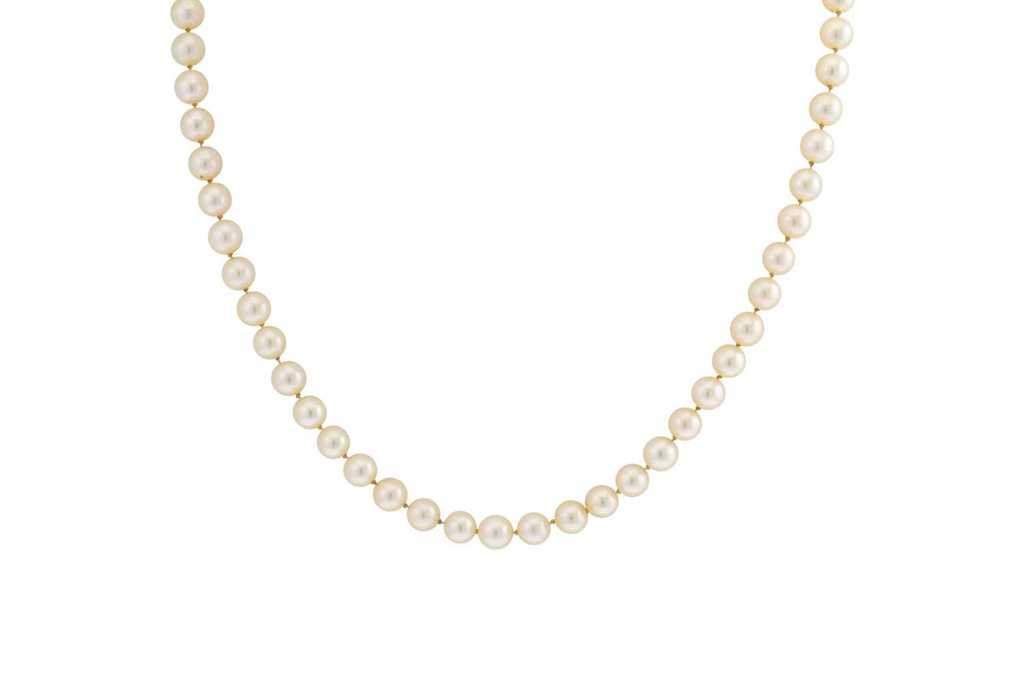 Lot 86 - A STRING OF WHITE CULTURED PEARLS, to a 14ct...