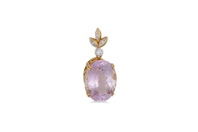 Lot 281 - A KUNZITE PENDANT, the oval stone to a diamond...