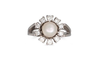 Lot 282 - A PEARL AND DIAMOND CLUSTER RING, the central...