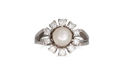 Lot 109 - A PEARL AND DIAMOND CLUSTER RING, the central...