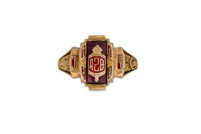 Lot 115 - A 10CT GOLD COLLEGE RING, 1975, size N