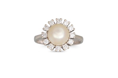 Lot 293 - A PEARL AND DIAMOND CLUSTER RING, the central...