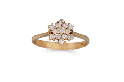 Lot 296 - A DIAMOND CLUSTER RING, set with brilliant cut...