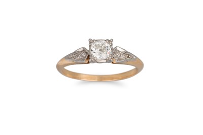 Lot 301 - A VINTAGE DIAMOND SOLITAIRE RING, the old cut...