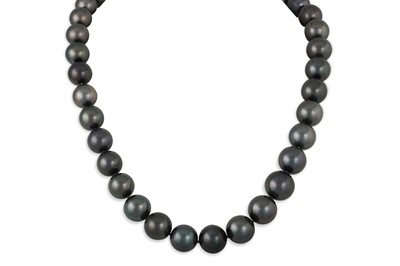 Lot 322 - A SET OF TAHITIAN PEARLS, to an 18ct gold...