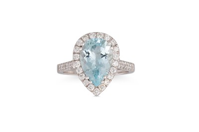 Lot 346 - AN AQUAMARINE AND DIAMOND CLUSTER RING, the...