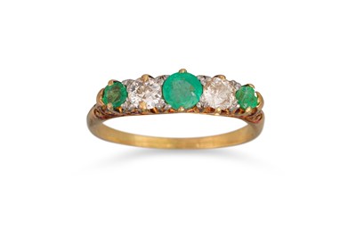 Lot 38 - A DIAMOND AND EMERALD RING, the five stone set...