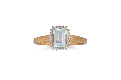 Lot 96 - A DIAMOND AND AQUAMARINE CLUSTER RING, the...