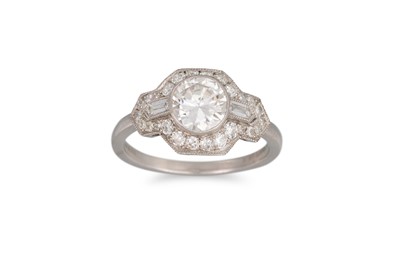 Lot 252 - AN ART DECO DIAMOND RING, the circular diamond...