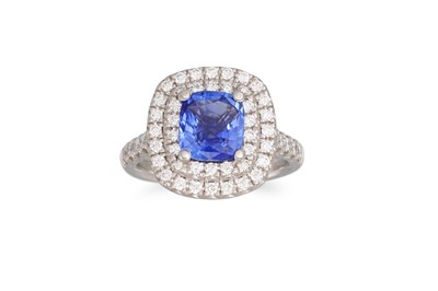 Lot 260 - A DIAMOND AND SAPPHIRE CLUSTER RING, the...