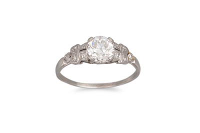 Lot 262 - A VINTAGE DIAMOND SOLITAIRE RING, the...