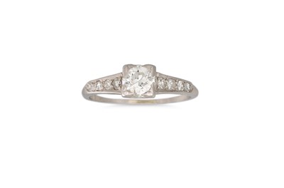 Lot 391 - A VINTAGE DIAMOND SOLITAIRE RING, the old cut...