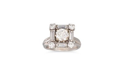 Lot 392 - A VINTAGE DIAMOND CLUSTER RING, set with...