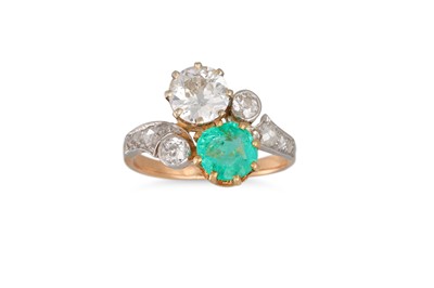 Lot 395 - AN ANTIQUE EMERALD AND DIAMOND TOI ET MOI RING,...