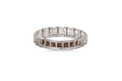 Lot 398 - A DIAMOND ETERNITY RING, the circular diamonds...