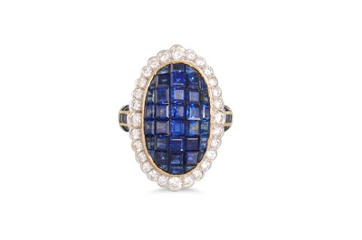 Lot 401 - A DIAMOND AND SAPPHIRE CLUSTER RING, the...